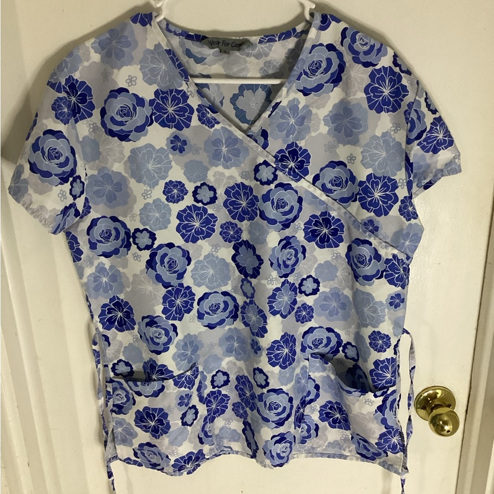 Wear for Care Mock Tie Blue Floral Scrub Top Size Medium